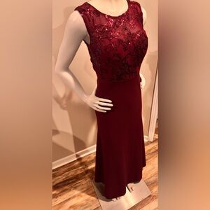 Chic Burgundy Lace Maxi Dress